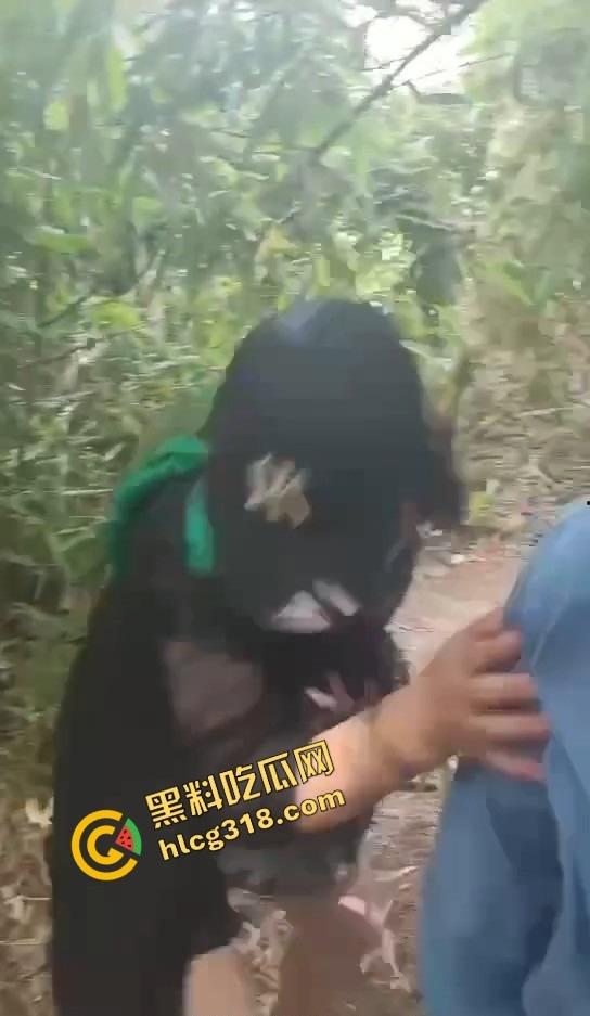 50块搞一次 她还躲个屁？偷拍野外站街熟女，刚说不接客就被老头上手开抓奶！-9