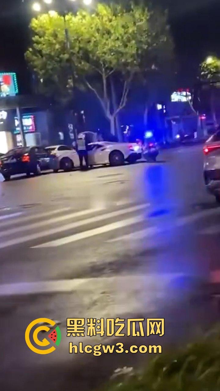 天价修车费从天而降 浙江嘉兴斯柯达撞上百万法拉利 车主当场懵逼 家里的媳妇坐不住了“难道要把我赔进去？”-5