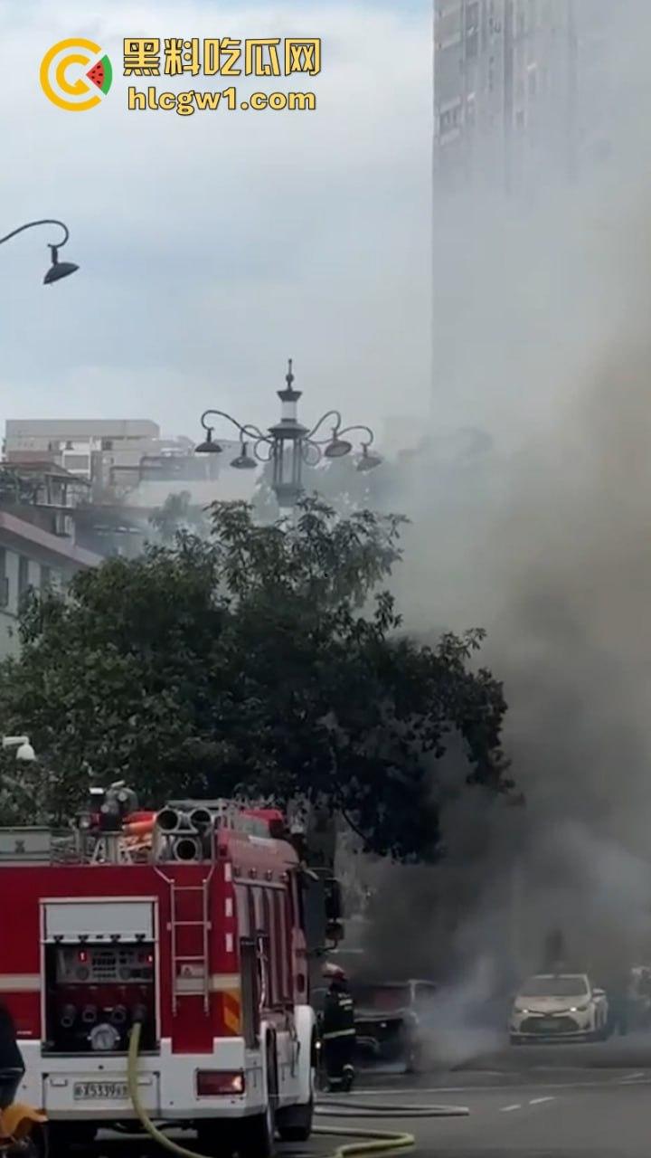 福建莆田一suv路边自燃 几分钟烧成空壳 现场实拍视频曝光-5