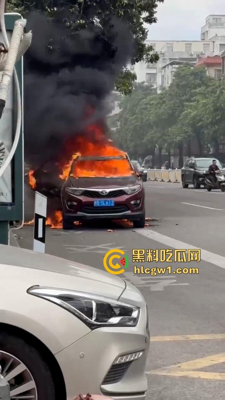 福建莆田一suv路边自燃 几分钟烧成空壳 现场实拍视频曝光-6
