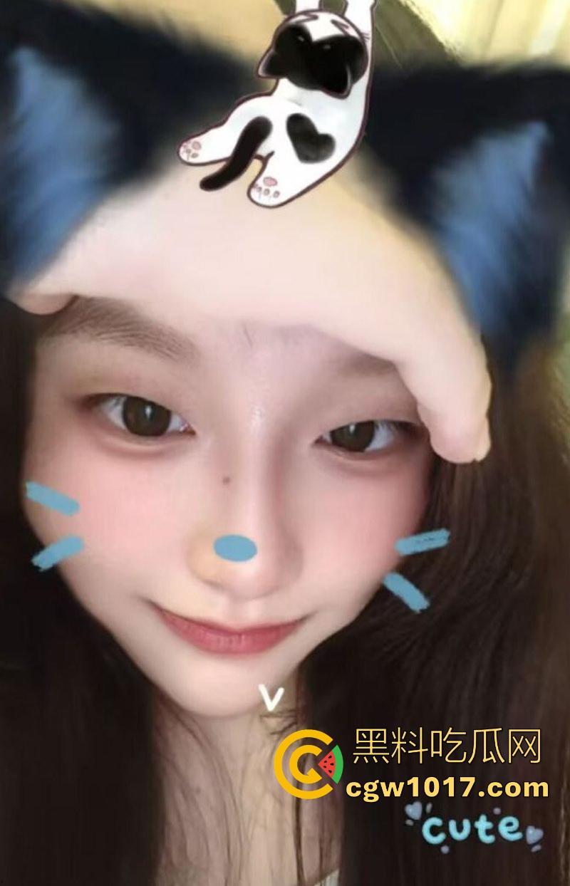 湘潭大学清纯反差学妹【林玮君】跟男友做爱视频曝光，纤指探粉嫩骚穴，雪臀高翘后入猛插，从嫩妹到炮架的转变！-1