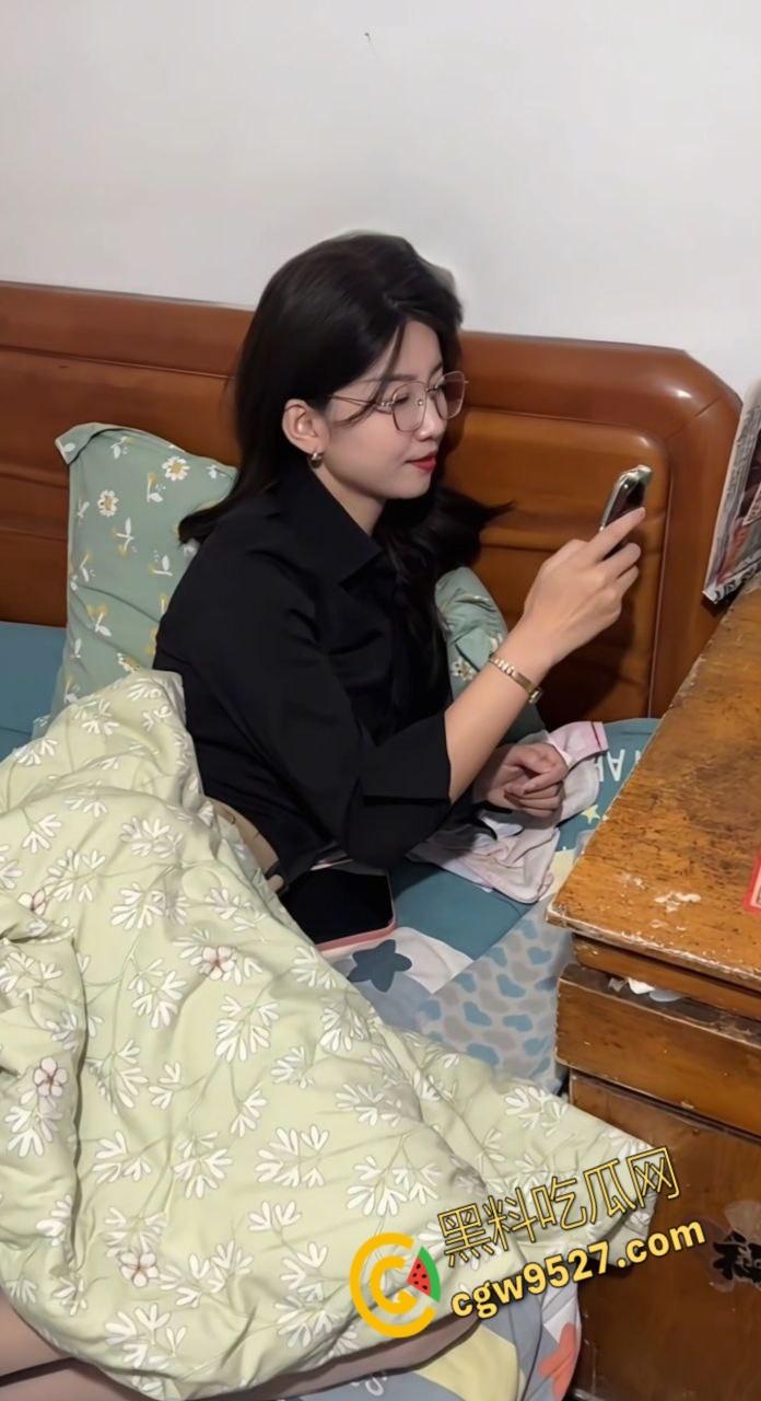 上海浦东眼镜婊【刘安娜】，自拍淫荡视频勾引单男，全程露脸粉嫩蜜穴若隐若现，骚臀黑丝诱惑天花板！-5