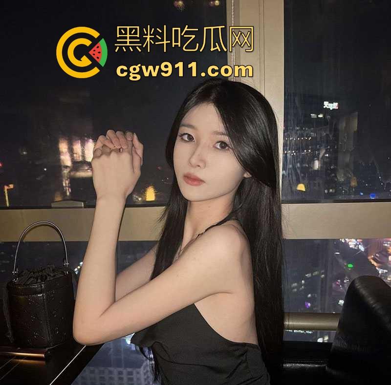 极品网红【桃夭夭】性感丝袜秀福利曝光，高颜值极品身材完美漏逼，小臀部翘得高高的，露出大屁股大长腿拍照！-6