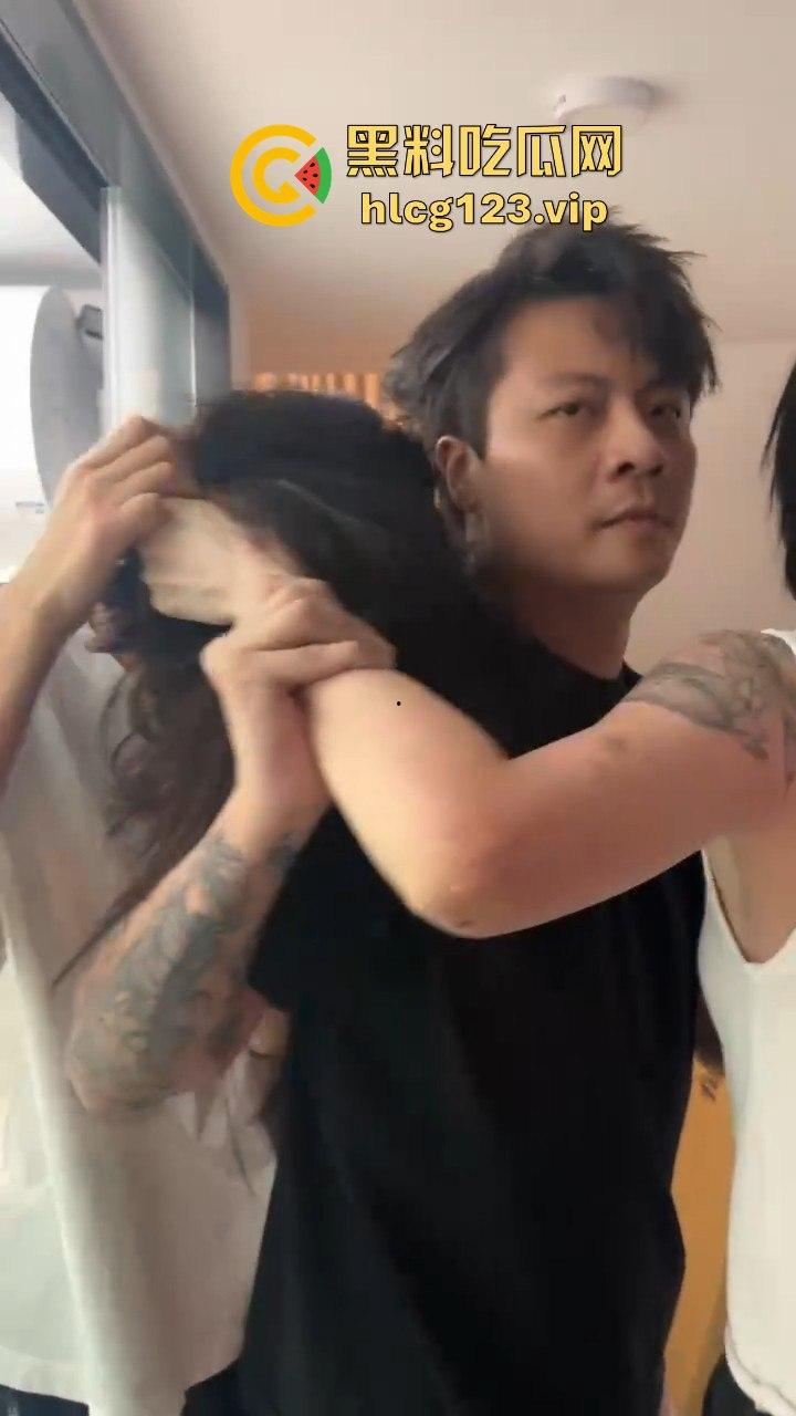 汕头知名男歌手【七万】出轨实锤！原配抓小三怒薅头发，七万护小三被骂软饭男！-4