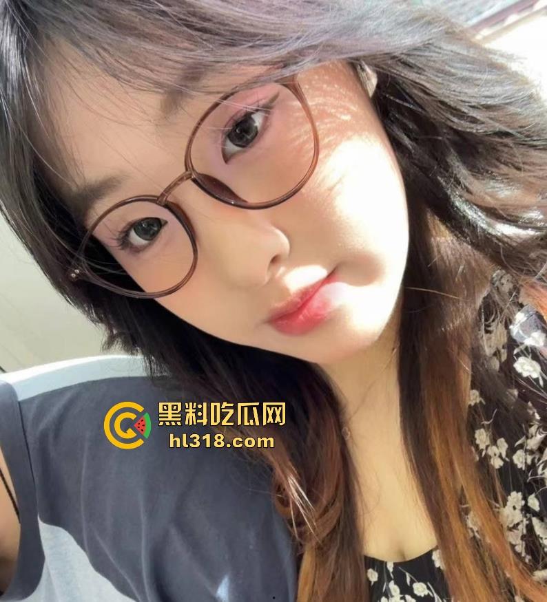 小情侣在长椅上亲密被偷拍，眼镜骚女自动骑乘，男的又是揉胸，又是抠逼的，没钱开房吗？-2