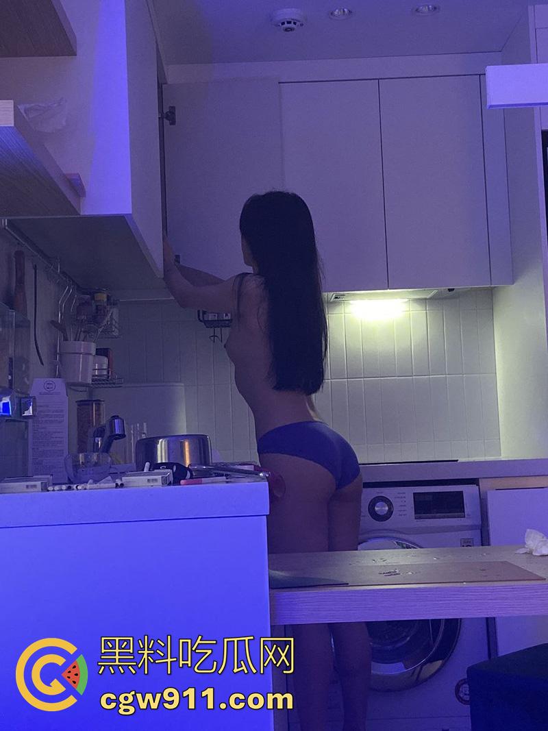 穷人女神富人母狗，完美身材嫩妹被捆绑调教，栓狗链跪地任由主人虐穴，写满淫语被主人各种凌虐爆操！-1