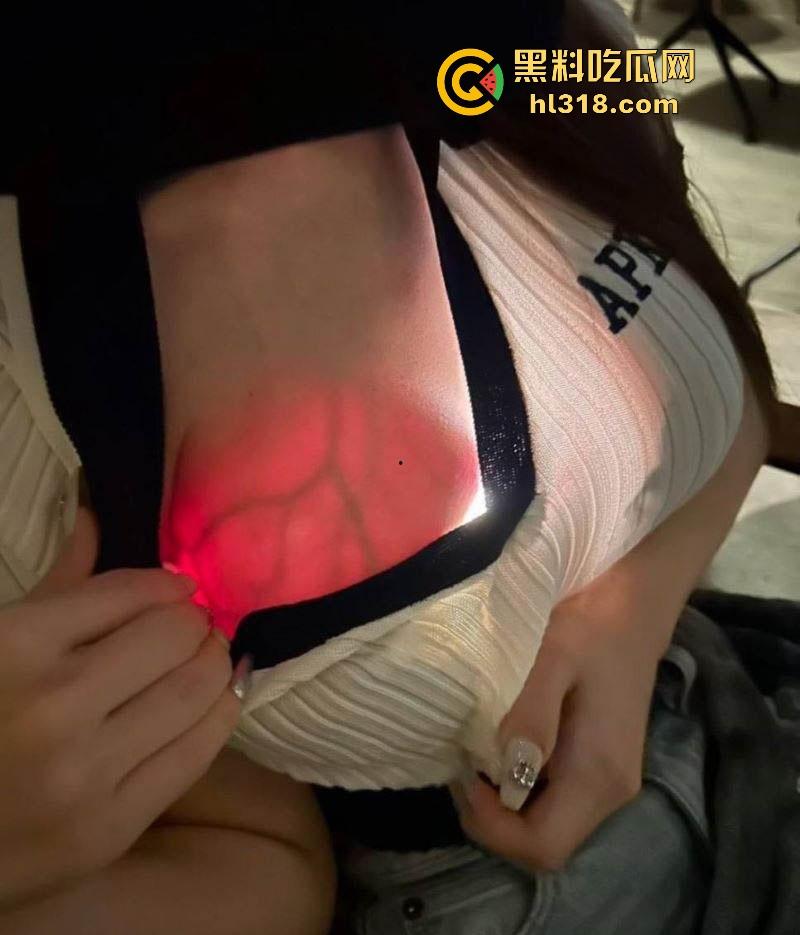 教大家如何分辨假胸，其实假胸跟灯罩一个道理，打灯上去就会完全透，宛如一个宇宙飞船！-2