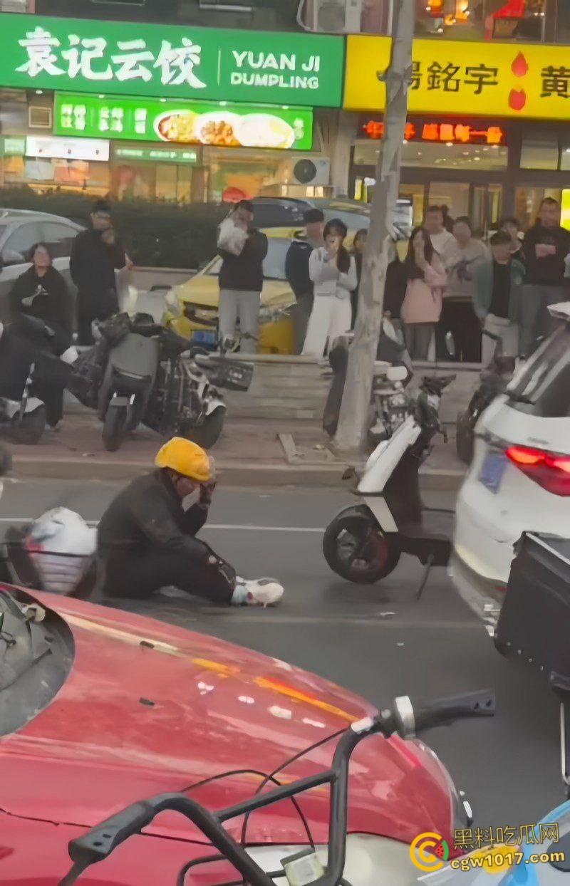山东日照银色小车撞倒外卖小哥，下车后非但不道歉，反倒暴跳如雷，还遭司机浇水辱骂，路人怒斥霸凌 ！-3