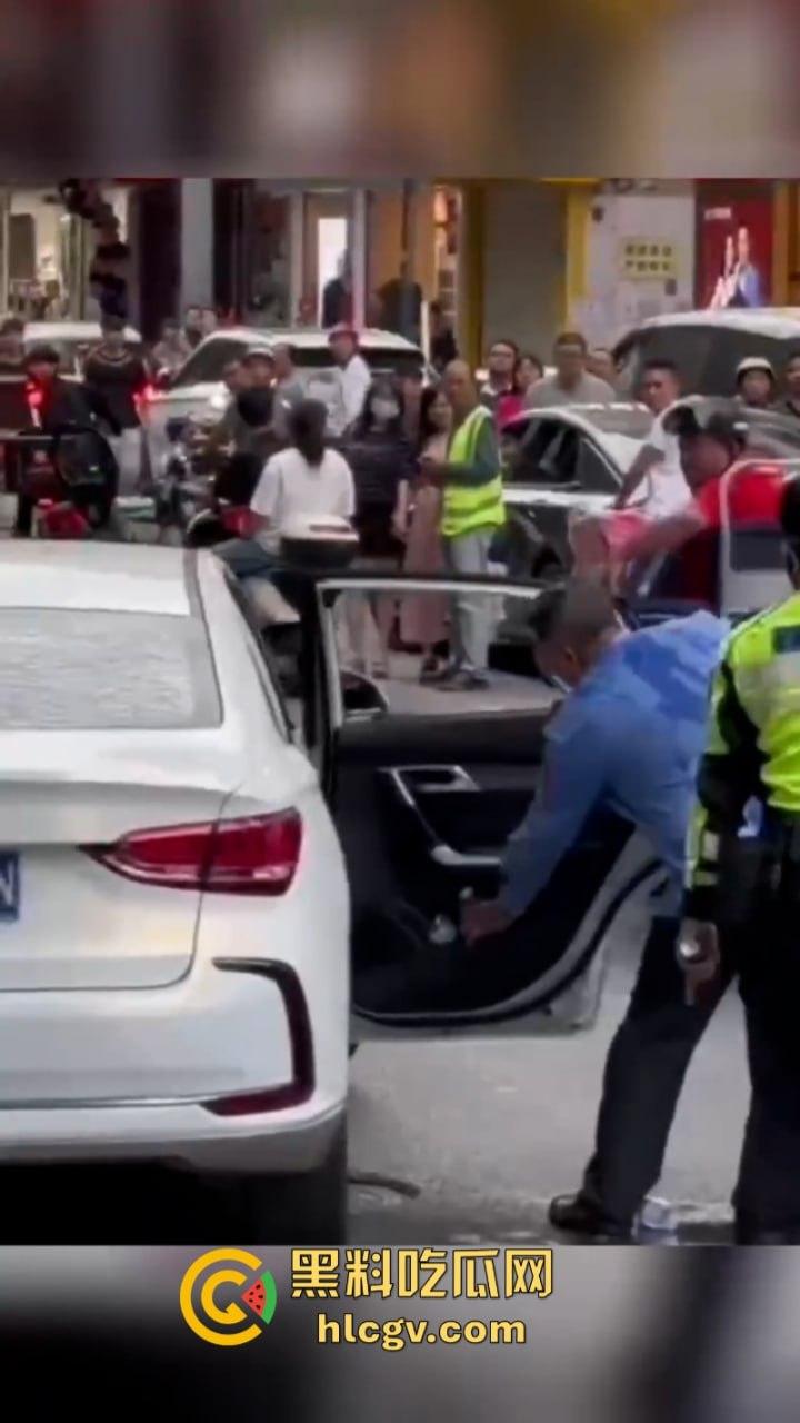 警察打交警你敢信？东莞市长安万科长青街上演交警PK公安大场面 便衣辅警装假警对其殴打！-11