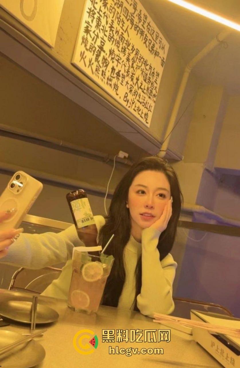 上海极品母女双飞共侍！5000搞定少儿主持人和舞蹈生女儿，母女同吃一根鸡巴，贵但绝对够骚！-6