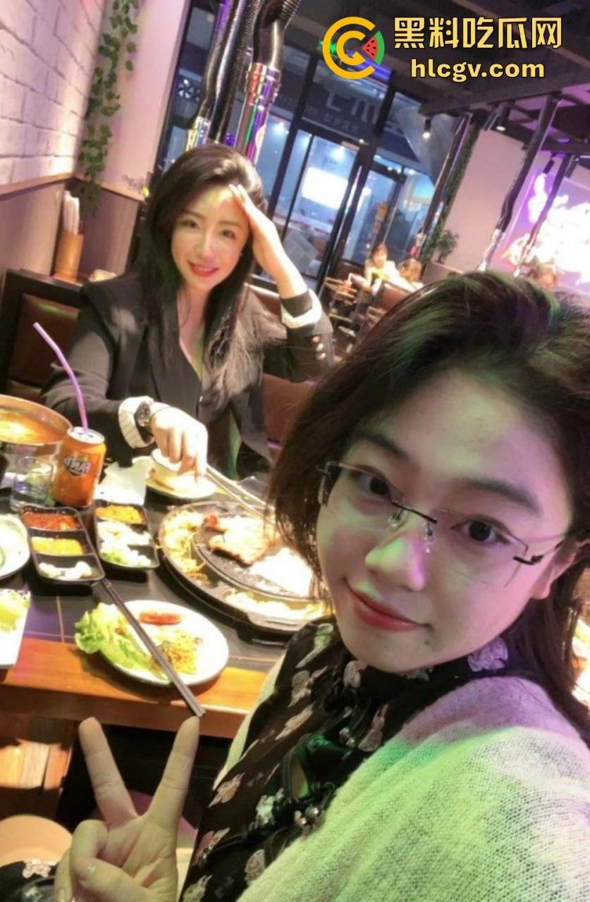 上海极品母女双飞共侍！5000搞定少儿主持人和舞蹈生女儿，母女同吃一根鸡巴，贵但绝对够骚！-14