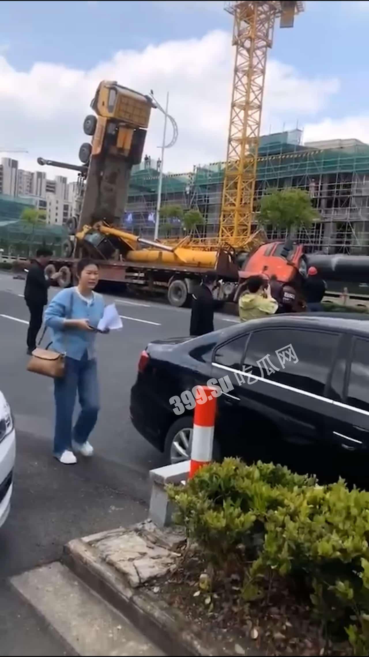 5月8日早上，浙江嘉兴，平湖万家花城这里，疑似吊车倾翻，砸到红色轿车，现场有人受伤严重-2