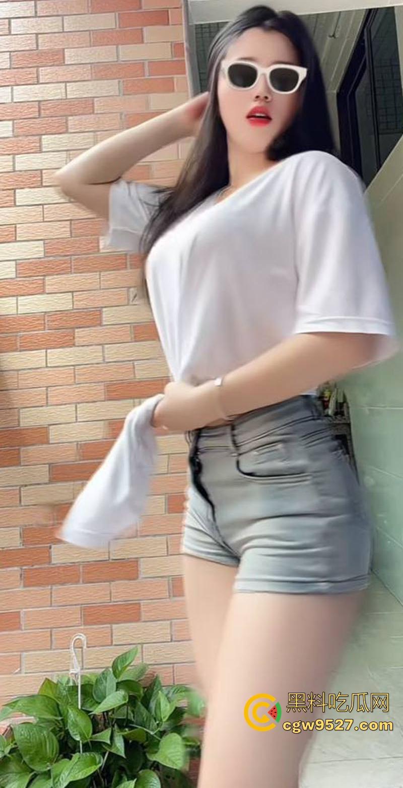 抖音巨乳网红【小花猫】收费视频泄露，赤裸上阵，揉胸扣逼，清纯网红变骚浪尤物，画面香艳至极！-4