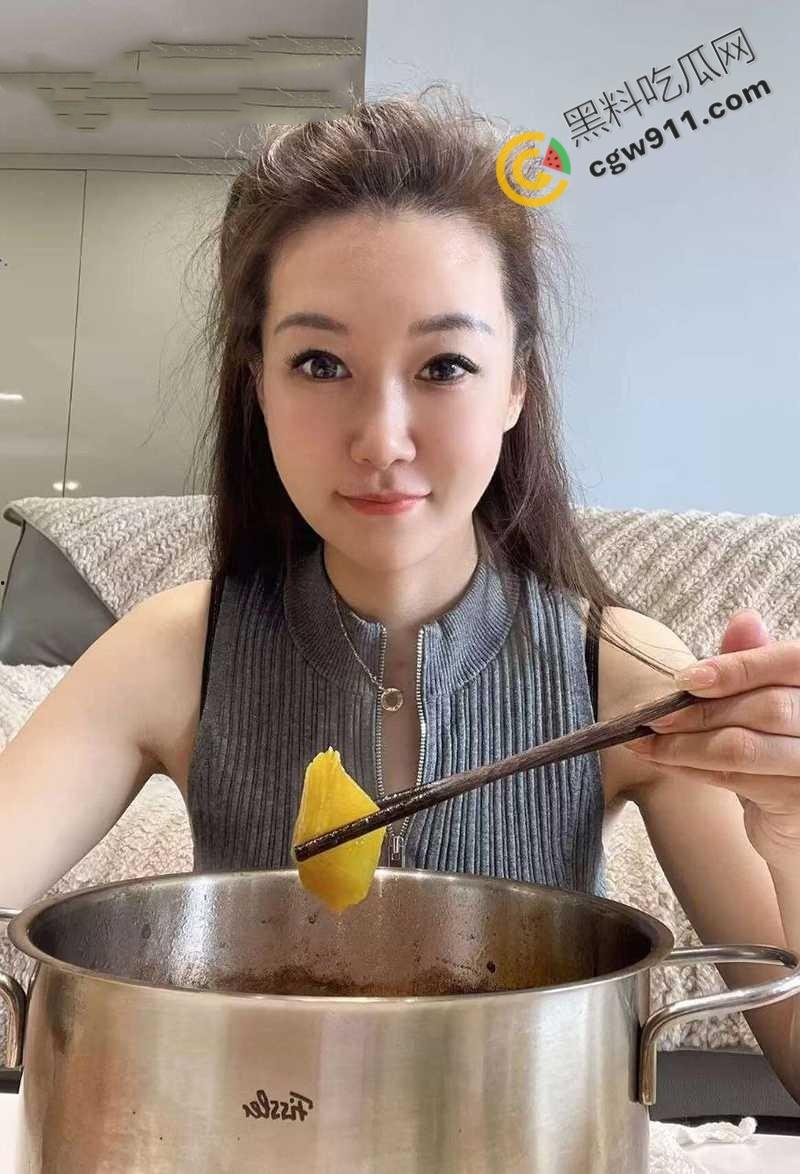 深圳性感女老板【刘丽芳】不雅视频爆出,饥渴人妻包男小三释放欲望,镜头前自慰展骚穴,露奶挨操尽显淫乱-3