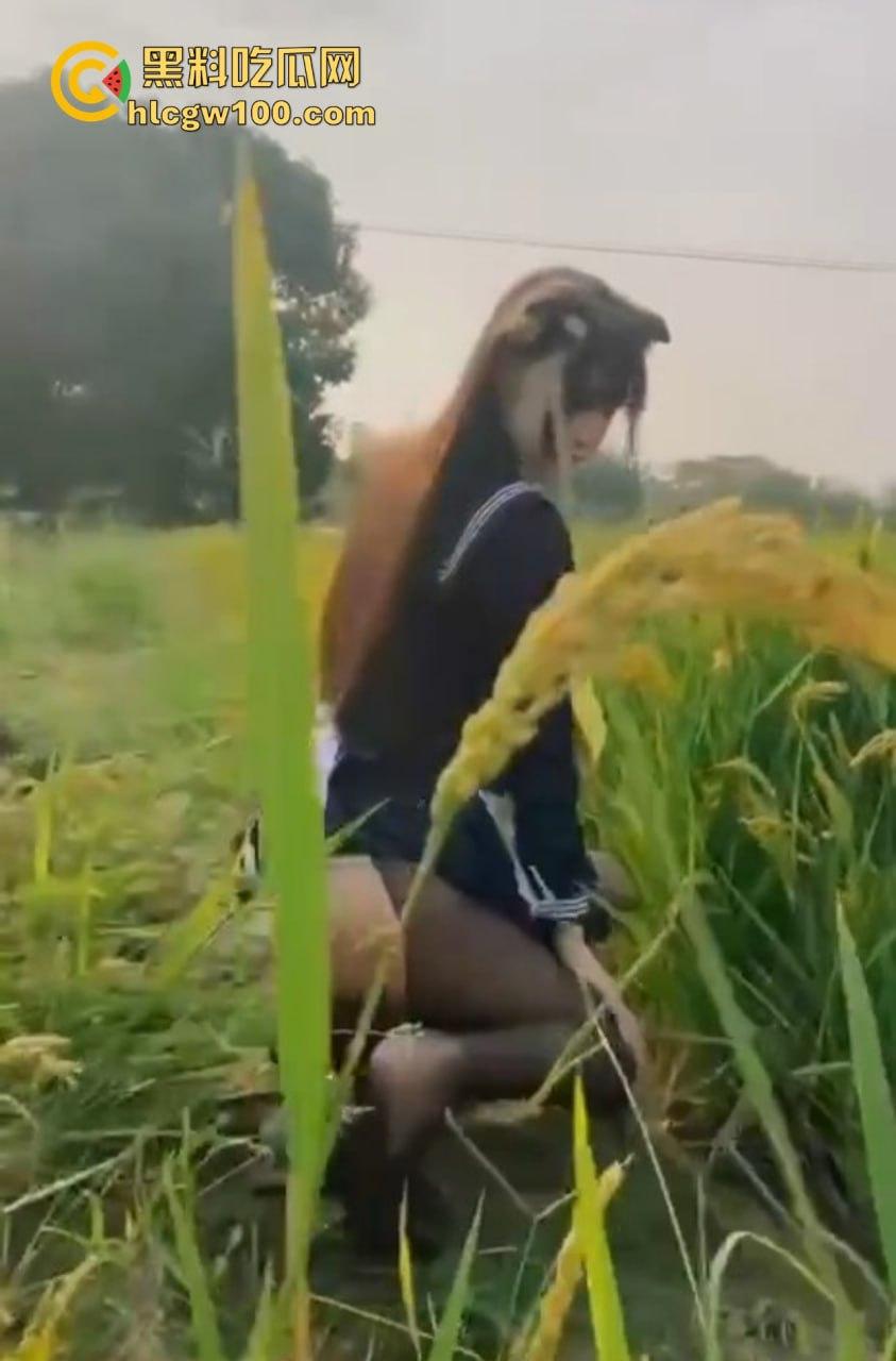 骚鸡拍照骚气冲天，姿势一个比一个奇葩！撅屁股抬腿扭腰放骚味，拍个照片都能把镜头熏裂！-13