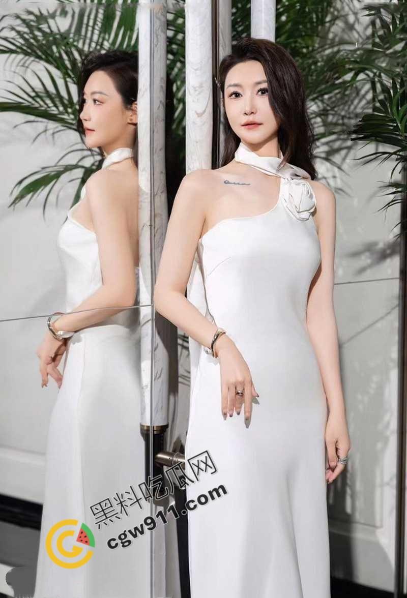 深圳性感女老板【刘丽芳】不雅视频爆出,饥渴人妻包男小三释放欲望,镜头前自慰展骚穴,露奶挨操尽显淫乱-4