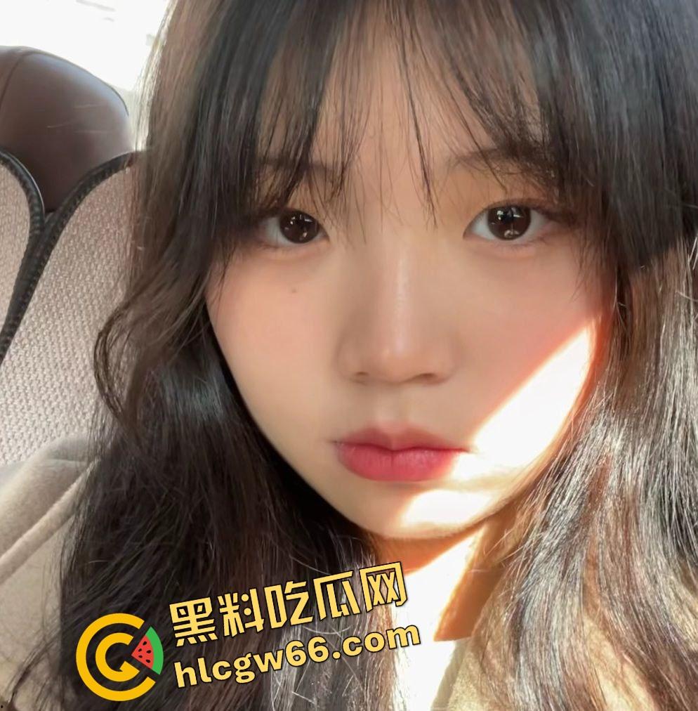 湖州刚毕业小学妹『宋雪』骚逼巨乳肥臀坐下去能把鸡巴夹爆，跪舔口交被偷拍，摇臀浪得小哥直接颜射满脸！-1