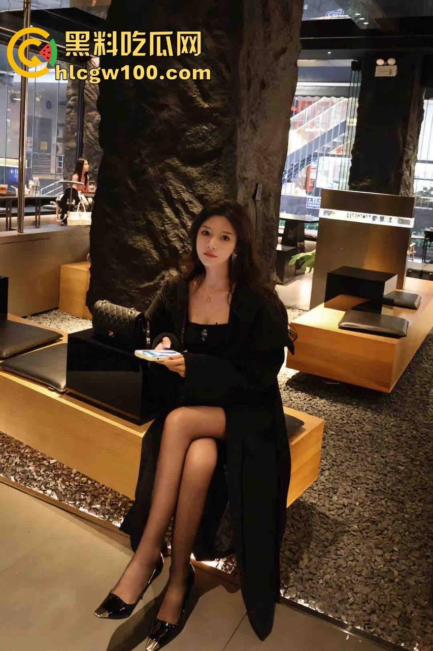 骚鸡拍照骚气冲天，姿势一个比一个奇葩！撅屁股抬腿扭腰放骚味，拍个照片都能把镜头熏裂！-18