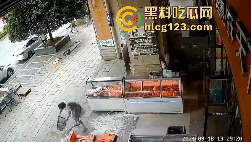 疯狗发狂咬住不放！怀孕母狗突袭小女孩，女孩妈都懵了，幸亏路人群殴才救回命！-5