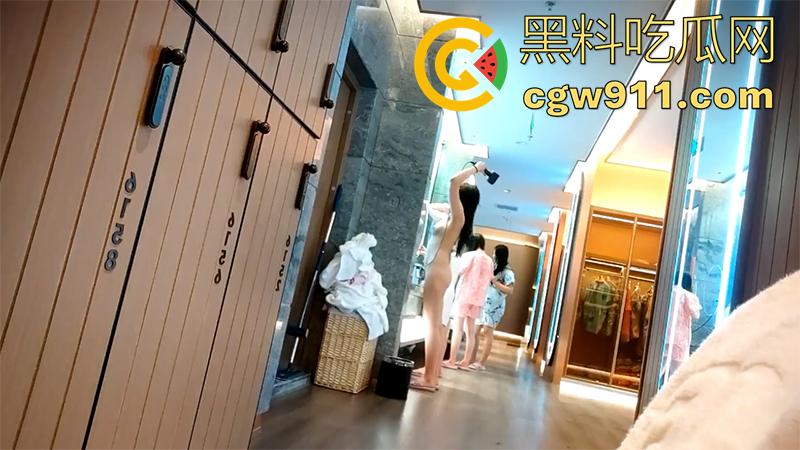 重金买通扫地阿姨偷拍，高端洗浴会所女浴更衣合集，四处移动偷拍，美女如云个个极品，大奶腿长臀翘的，应有尽有！-6