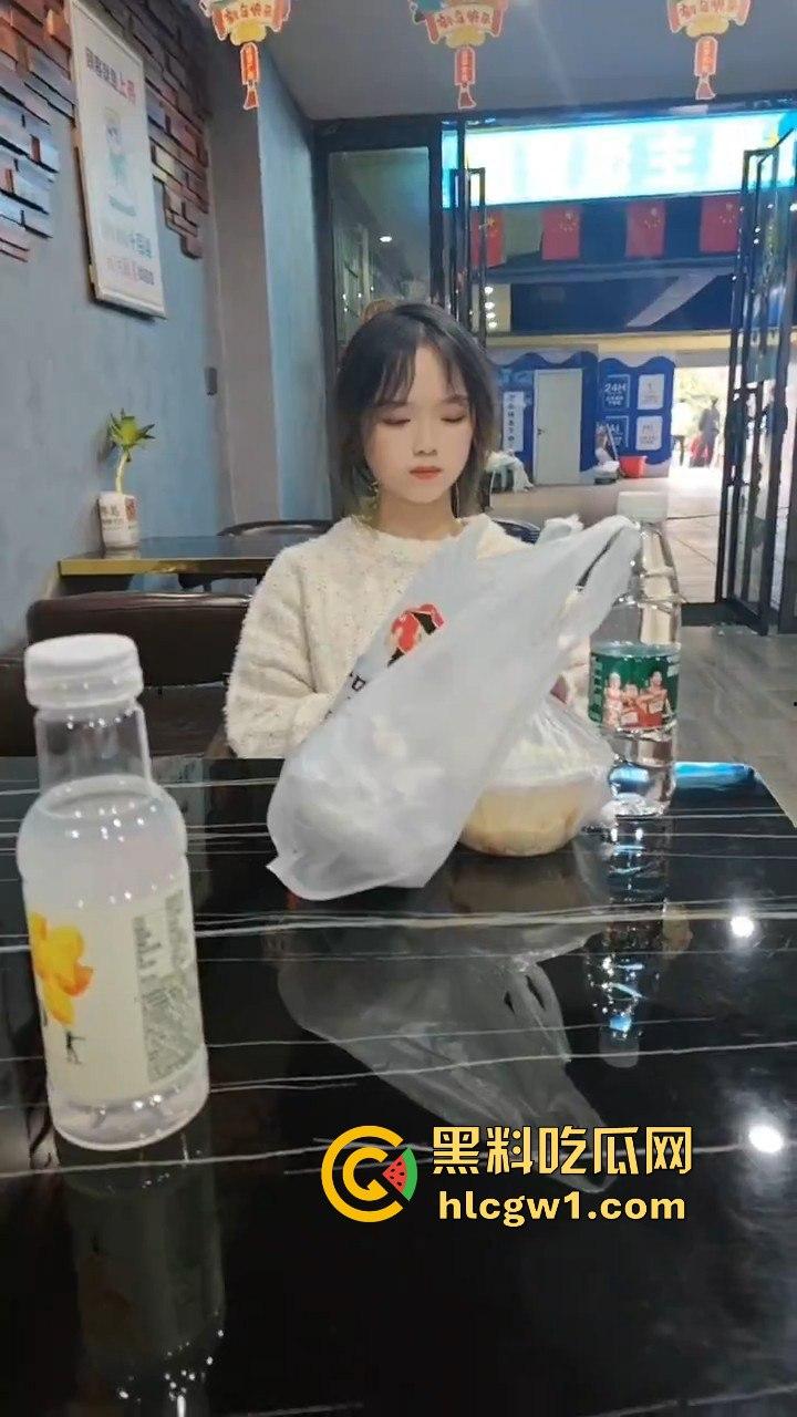 独家爆料山西大同嫩妹【陈婷婷】，一顿麻辣烫直接带回酒店吃鸡玩乳交，这种清纯骚货少见啊！-4