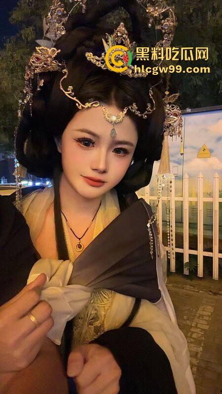 逆天老哥面基大屌萝莉，边爆菊边手淫，一夜大战酣畅淋漓，润滑油整整用了一瓶全见底，这画面太狠了！-8