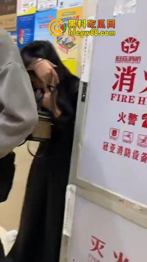 福建老公以为老婆出差，带小三回家激情，结果老婆钓鱼执法，楼下当场抓包，小三头发都被薅掉半截！-8