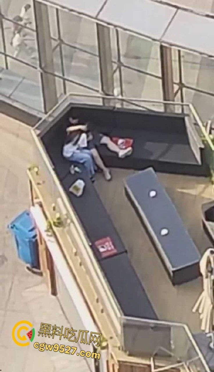 北京工业大学体育馆，一男女上演吃鸡大戏，女主含情脉脉的吞吐着大屌，大白天的两人毫不畏惧羞涩 ！-7