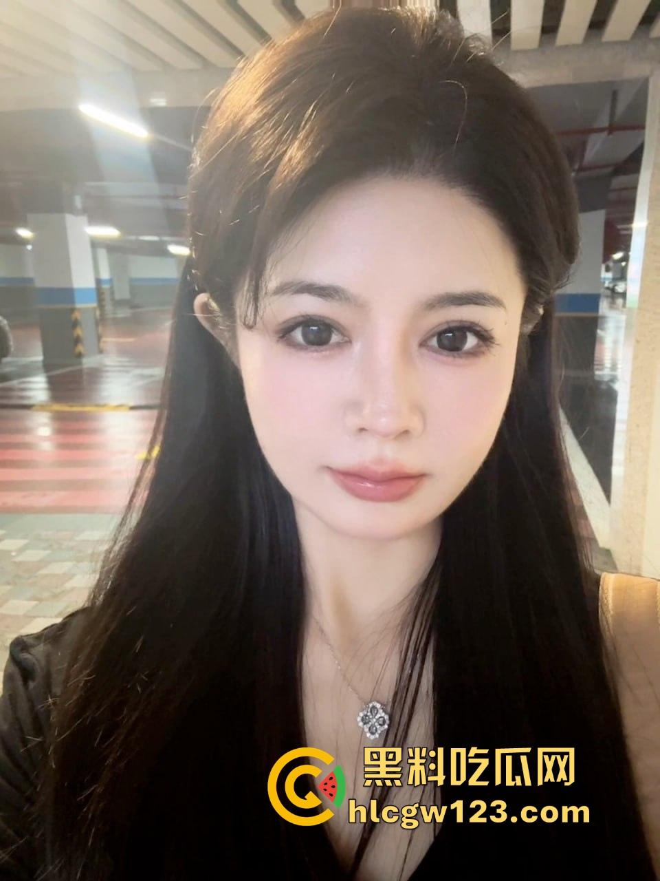 南京女秘书请假说去汇报方案，转身就跟金主爸爸开房，趴窗边奶子半露掀裙就开操，酒店落地窗上全是水！-1