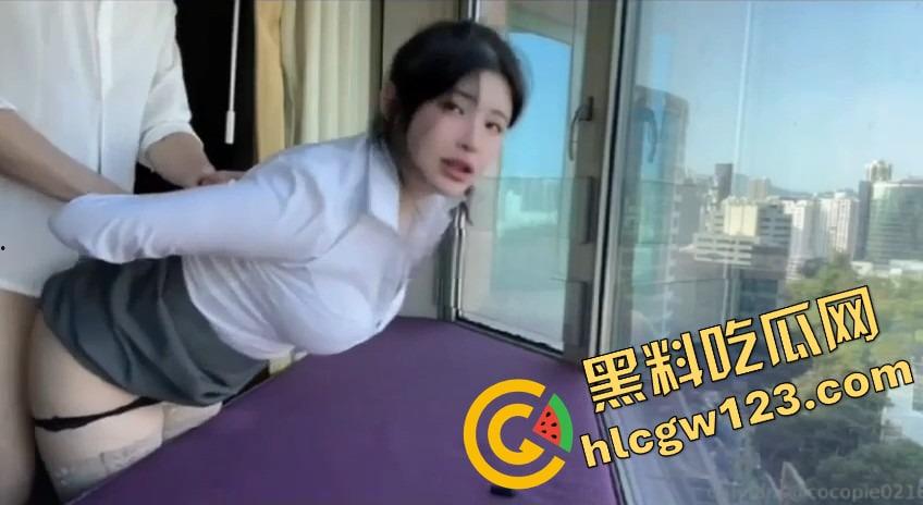 南京女秘书请假说去汇报方案，转身就跟金主爸爸开房，趴窗边奶子半露掀裙就开操，酒店落地窗上全是水！-6