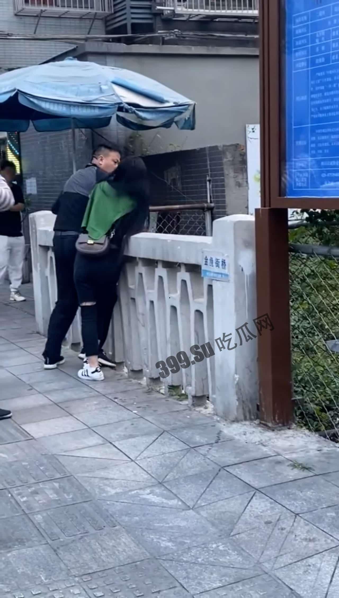 成都，这位帅哥刷了十几万给 #女主播。 终于把女主播约出来了，男子手持剪刀非常激动了 对白清楚-4