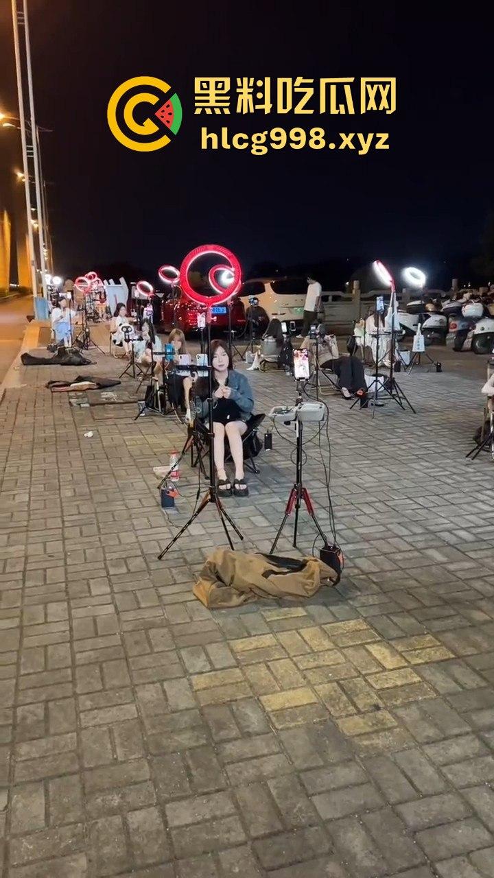 山西网红一条街！南州大桥下全是网红乞丐，美女挤满400多人，乞讨都成产业了！-8