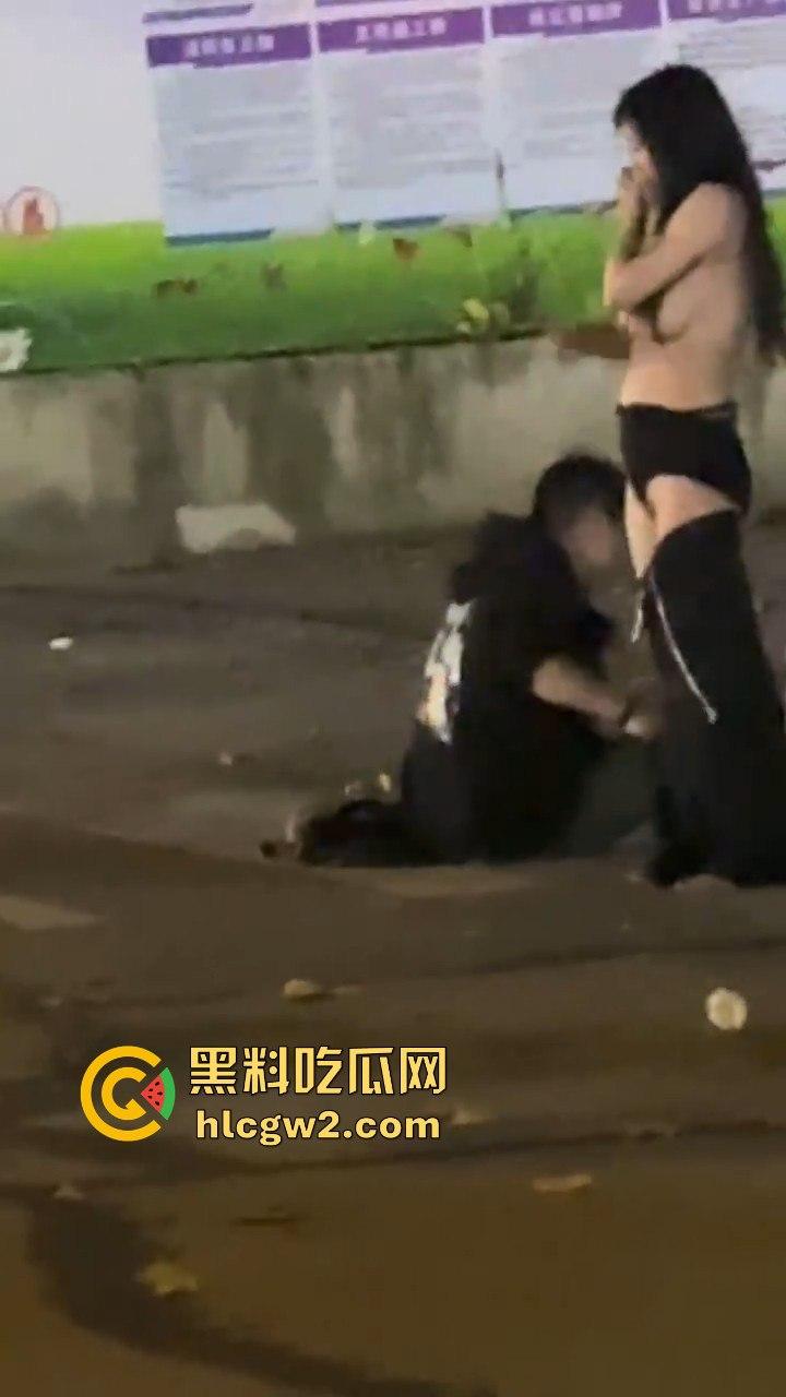 宁波情侣喝多街头吵架 男方直接扒女孩衣服裤子 女的索性光着走大街上！这丢人现眼的，第二天上头条！-4