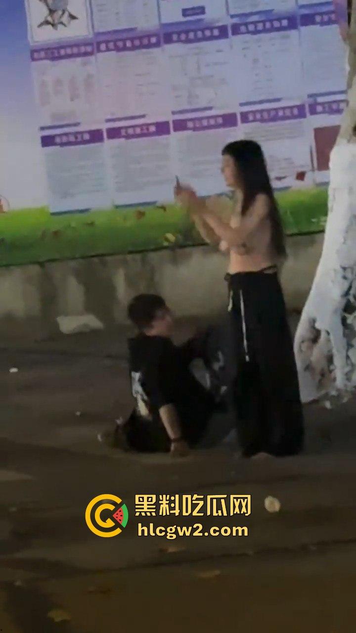宁波情侣喝多街头吵架 男方直接扒女孩衣服裤子 女的索性光着走大街上！这丢人现眼的，第二天上头条！-6