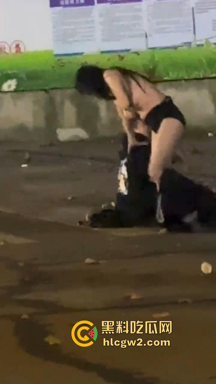 宁波情侣喝多街头吵架 男方直接扒女孩衣服裤子 女的索性光着走大街上！这丢人现眼的，第二天上头条！-9
