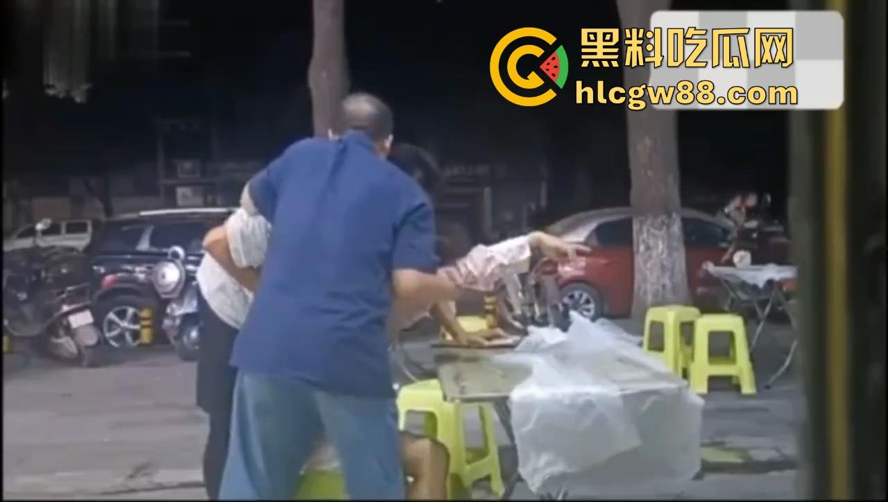 湖北巨乳少妇在大排档酒醉被两大哥摸胸揩油，酒醉的怎么摸都没反应，放开她让我来！-8