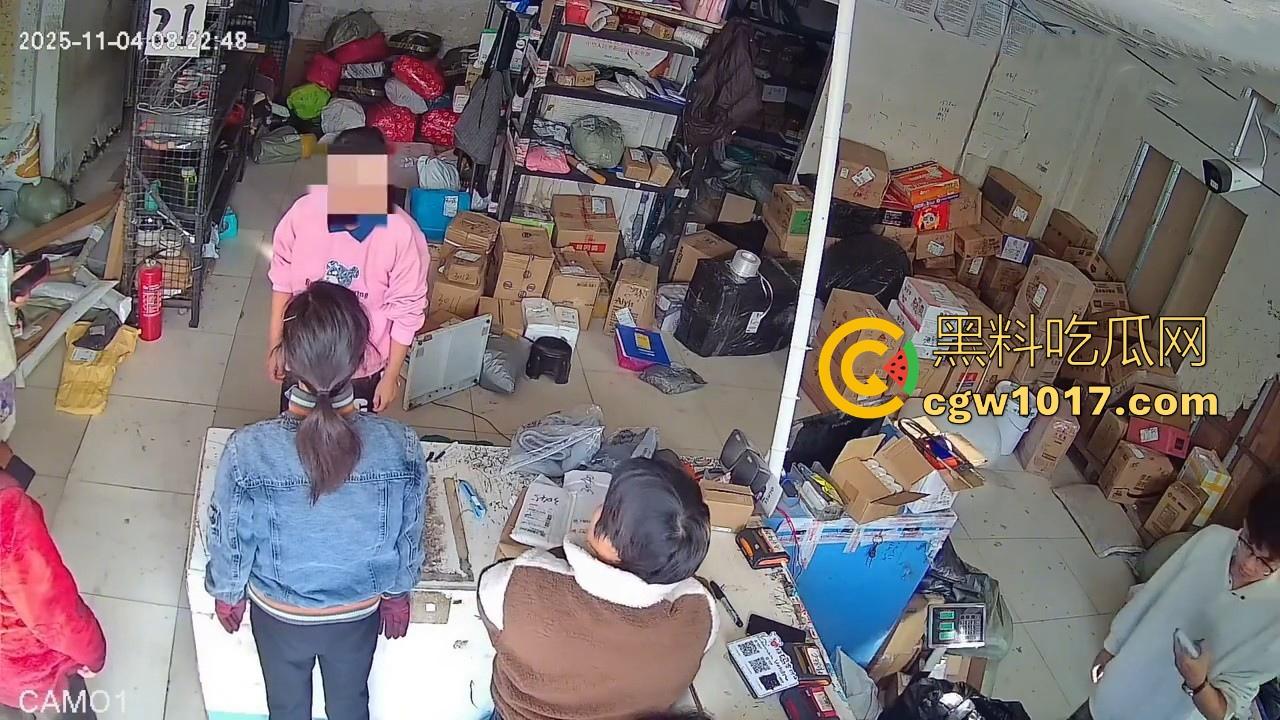 菜鸟驿站遭发疯女上门滋事，怒砸打骂，现场发疯耍赖，警察上门及时带走，经济下行妖魔鬼怪都出来了！-4