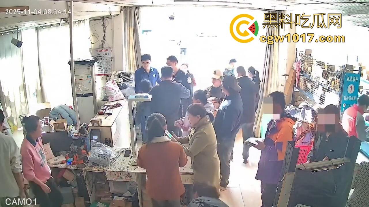 菜鸟驿站遭发疯女上门滋事，怒砸打骂，现场发疯耍赖，警察上门及时带走，经济下行妖魔鬼怪都出来了！-6
