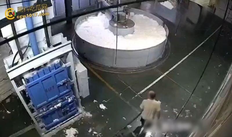 西北角碎料机血腥惨案，工人操作失误双腿被压断，双手撑地拖着残躯爬行数十米，头皮发麻！-1
