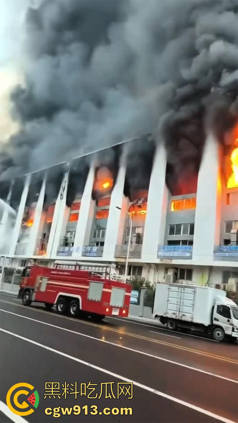 一根烟毁灭一栋楼！温州乐清盐盘工业园区，几名女工仓房抽烟，引发大火10多辆消防车都无法扑灭！-2