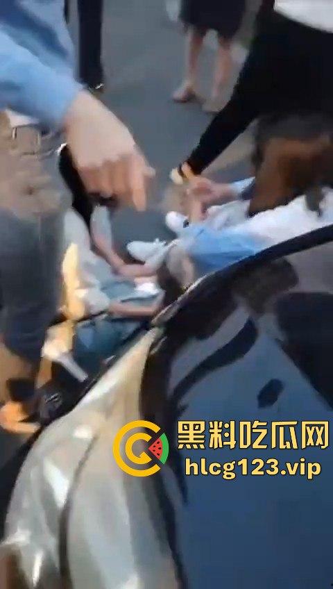 小仙女还敢躺车前？男子一脚油门5000转，送你回天上，这碾压得跟异形一样！-1