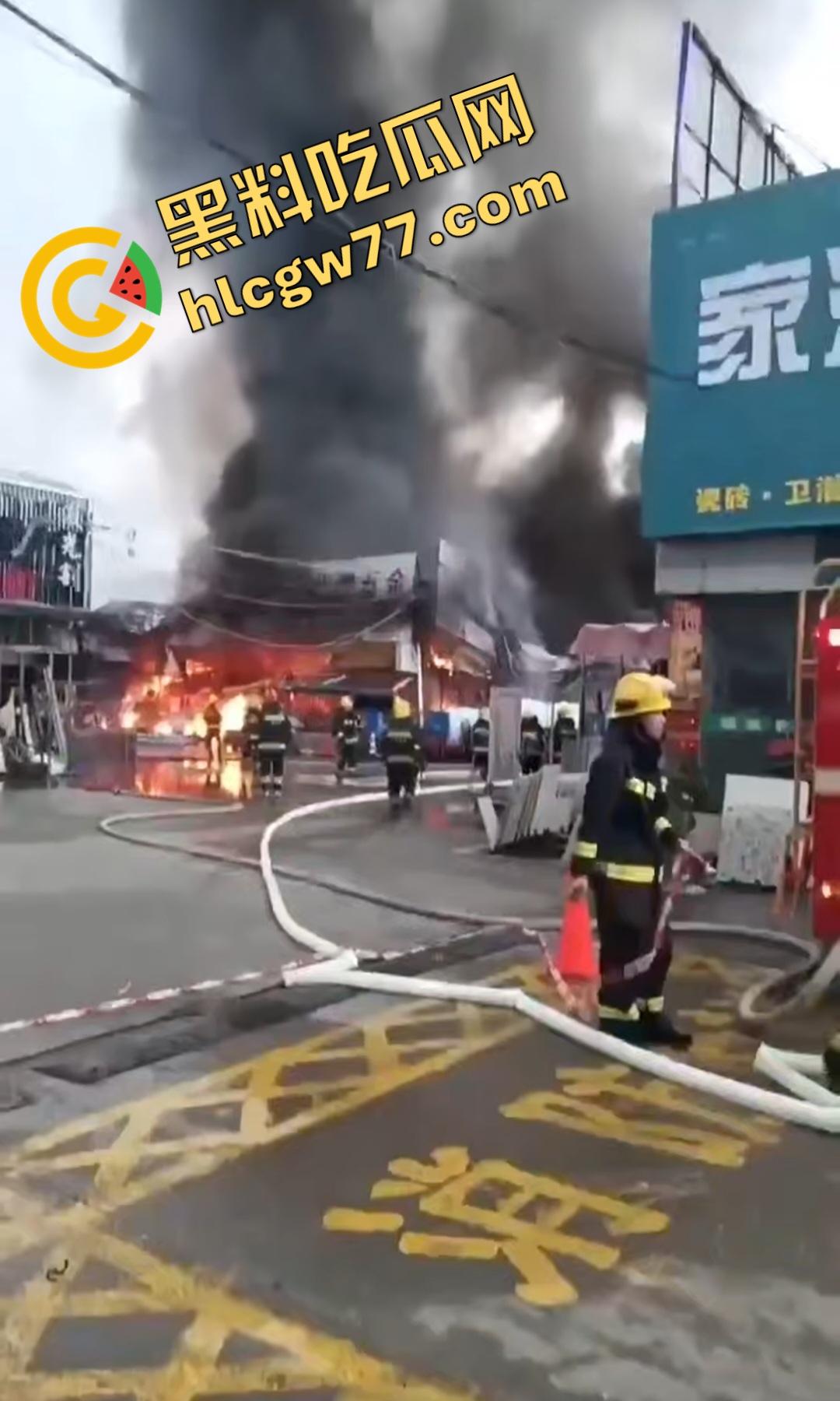 昨日百色平果建材市场炸裂危机！易燃品堆成火山，一点火星秒变末日炼狱火葬场！走路慢的老奶奶差点被烧没！-3