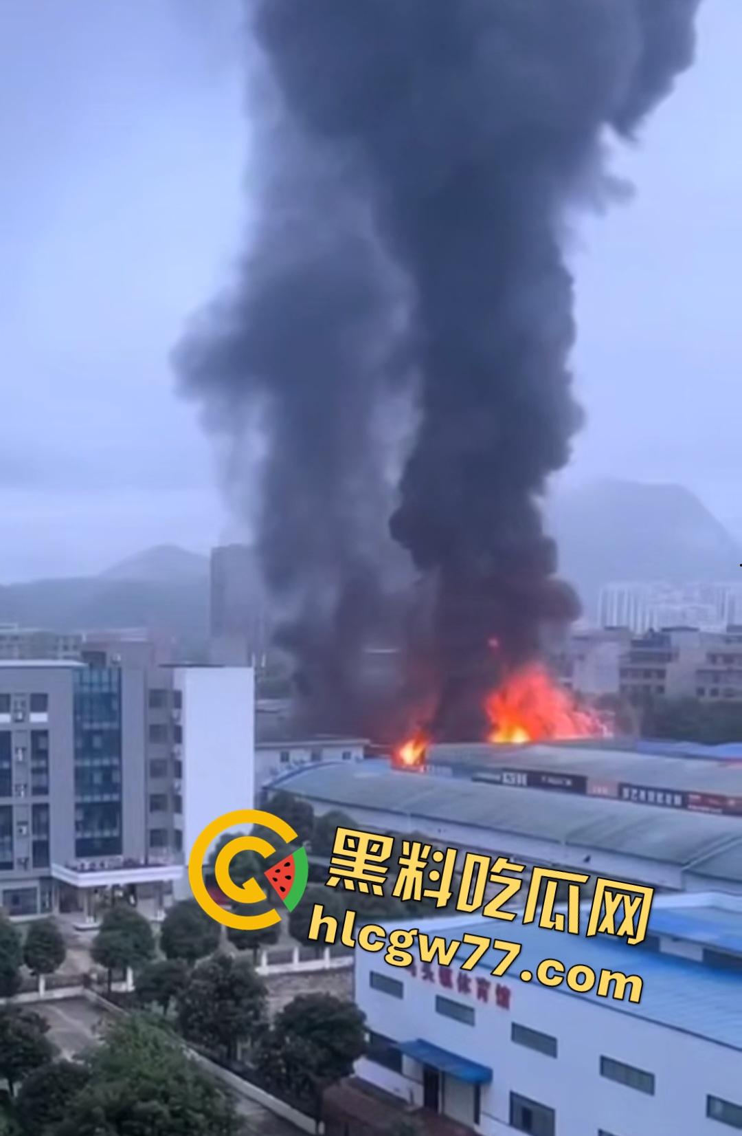 昨日百色平果建材市场炸裂危机！易燃品堆成火山，一点火星秒变末日炼狱火葬场！走路慢的老奶奶差点被烧没！-7