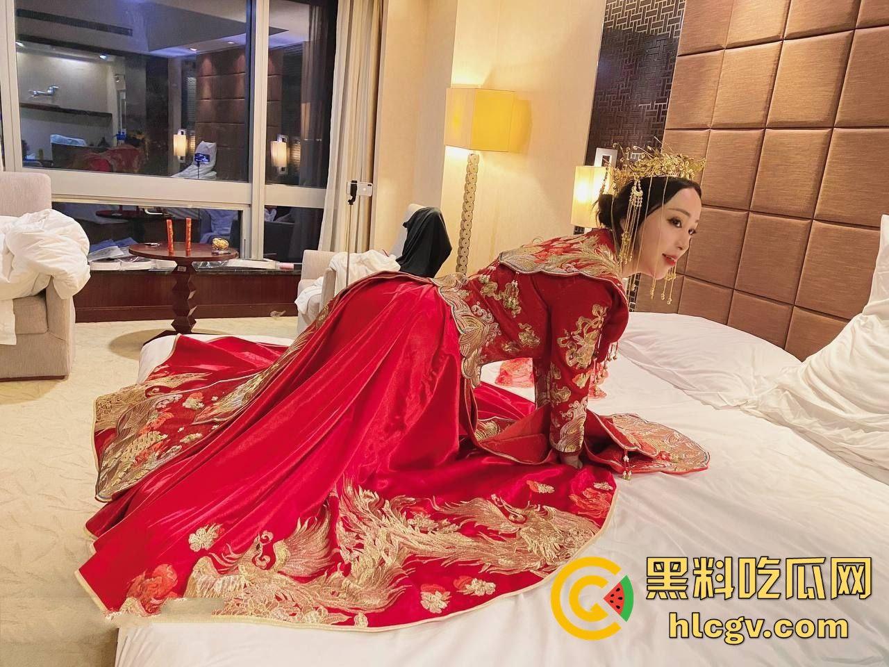 土豪玩物婚前夜变绿帽奴！洞房前穿婚纱伺候主子，新婚老公惨成绿帽工具人！-1