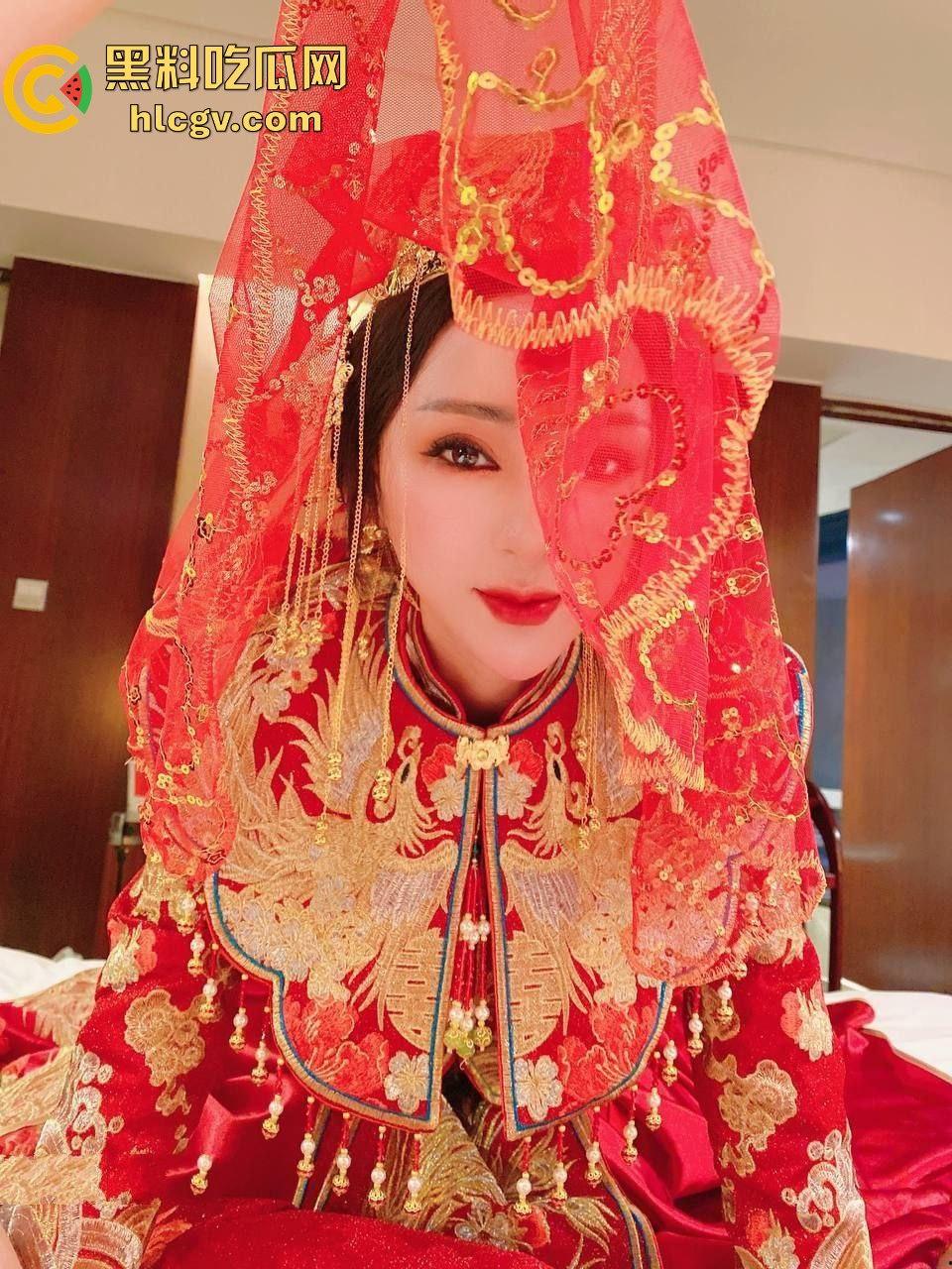 土豪玩物婚前夜变绿帽奴！洞房前穿婚纱伺候主子，新婚老公惨成绿帽工具人！-3