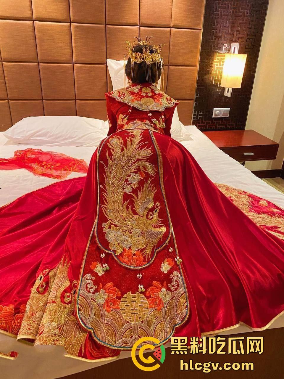 土豪玩物婚前夜变绿帽奴！洞房前穿婚纱伺候主子，新婚老公惨成绿帽工具人！-4