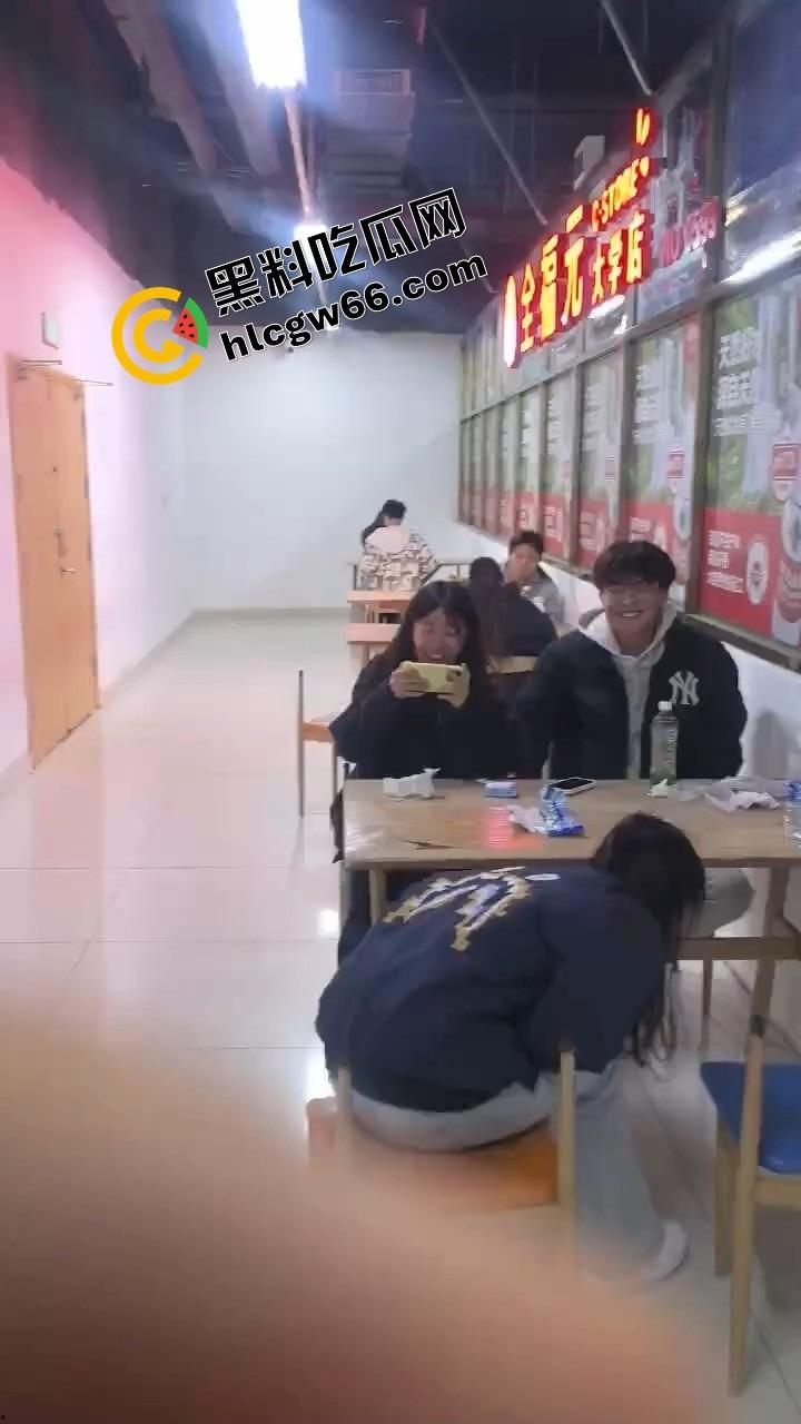 00后大学生太敢了，大学商店旁边直接开干，女的一骑到底爽叫连连，同学边吃瓜边看LIVE！-3