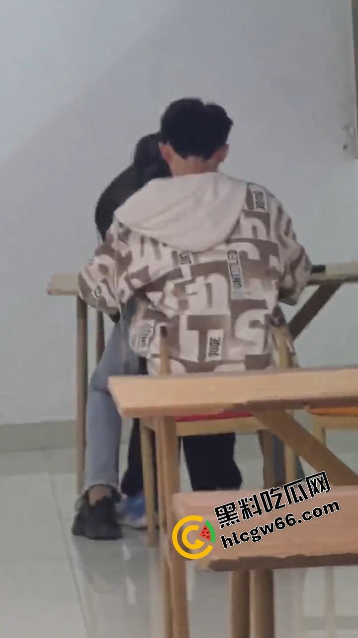 00后大学生太敢了，大学商店旁边直接开干，女的一骑到底爽叫连连，同学边吃瓜边看LIVE！-5