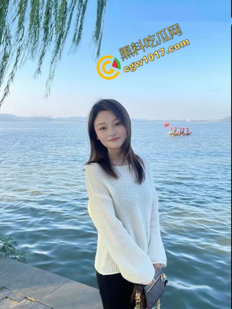 湖北恩施已婚美艳药剂师【丁在春】偷情视频曝光：酒店激情四射，调教母狗淫乱满屋，狼吞巨根勾人欲欢！-3