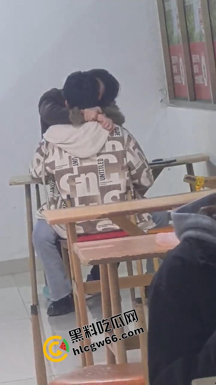 00后大学生太敢了，大学商店旁边直接开干，女的一骑到底爽叫连连，同学边吃瓜边看LIVE！-9